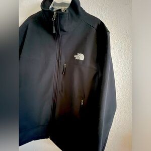 The north face medium black shell jacket in excellent condition